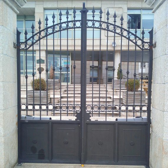 Puerta bisagras forjada galvanizada y pintada concello de ares